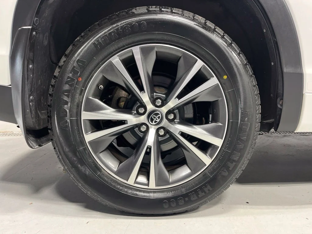 Used 2018 Blizzard Pearl Toyota LE Plus image 40