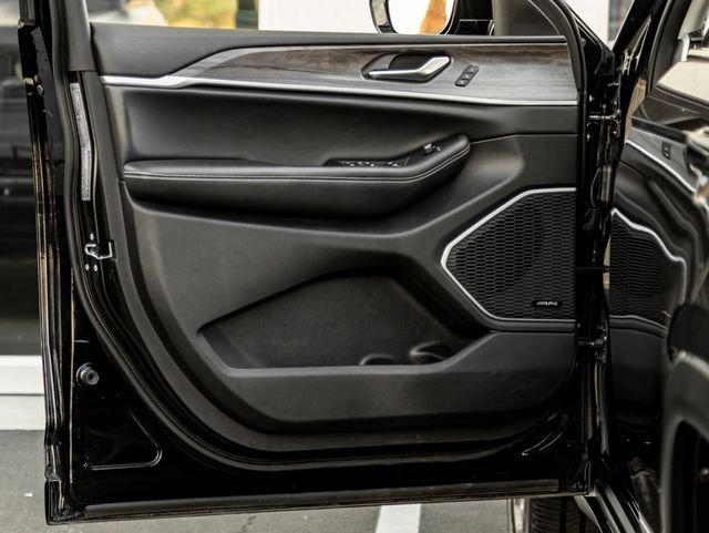 Used 2022 Diamond Black Crystal Pearlcoat Jeep Limited image 12