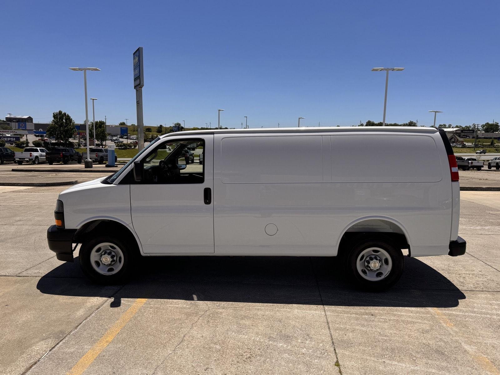 New 2026 Summit White Chevrolet WT image 40