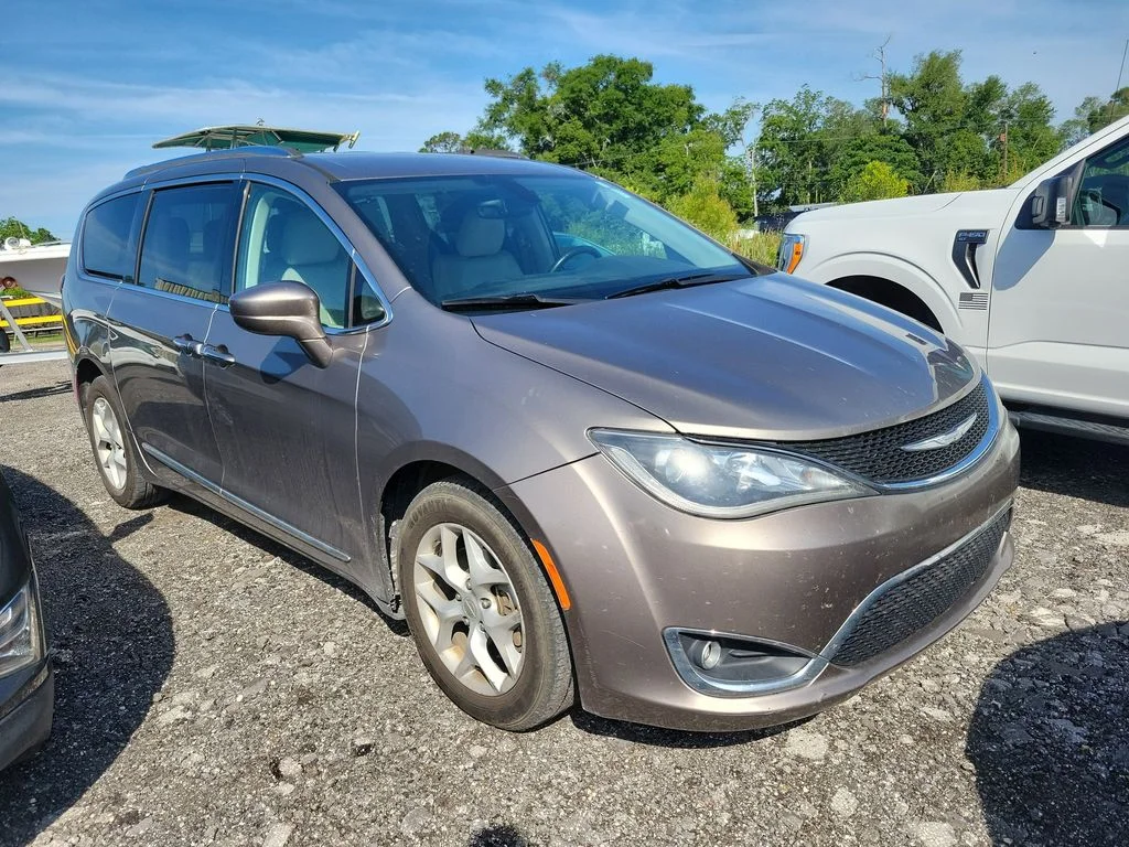2018 Chrysler Pacifica Touring L's photo
