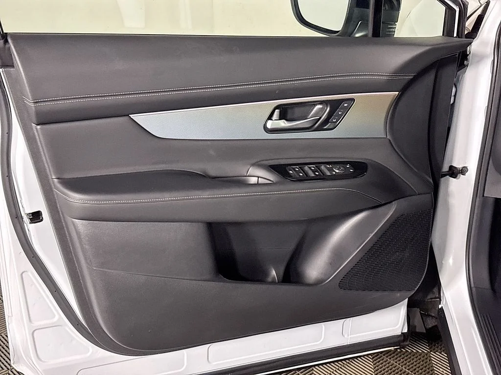 Used 2025 White Nissan SL image 10
