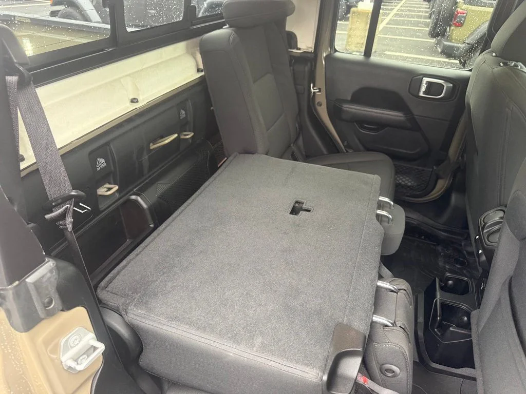 Used 2020 Green Jeep Overland image 61