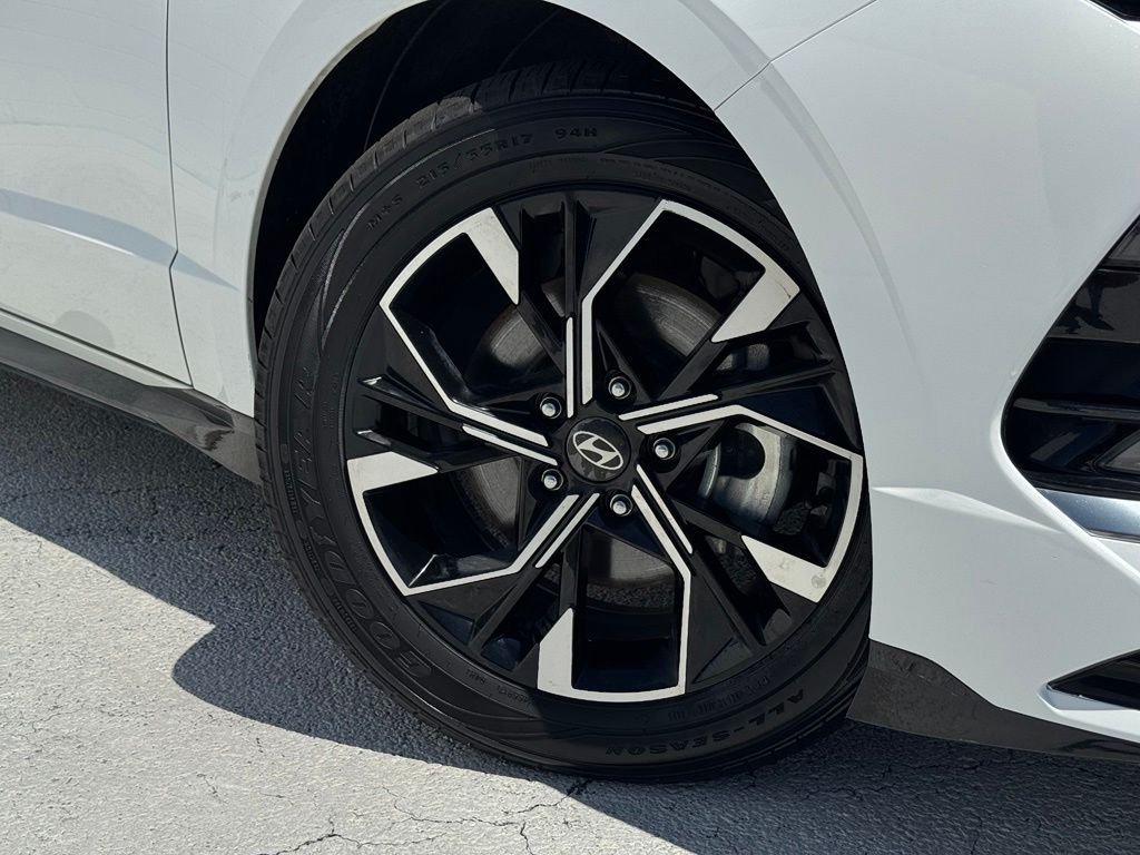 Used 2025 White Hyundai SEL image 5
