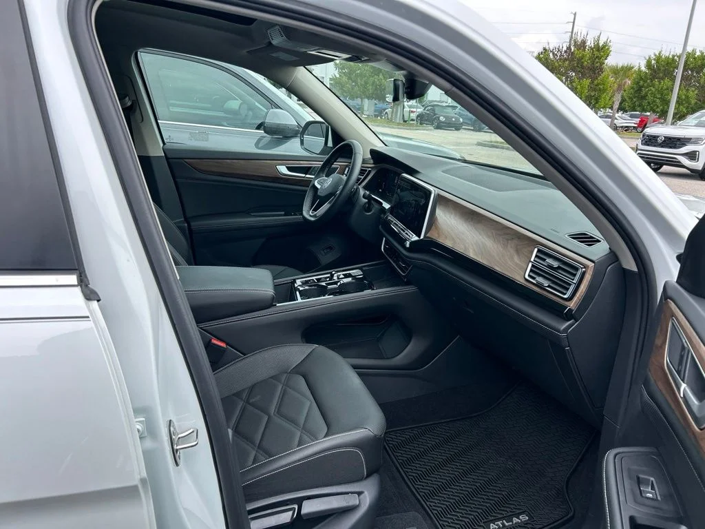 Used 2026 Opal White Pearl Volkswagen SE w/Technology image 40