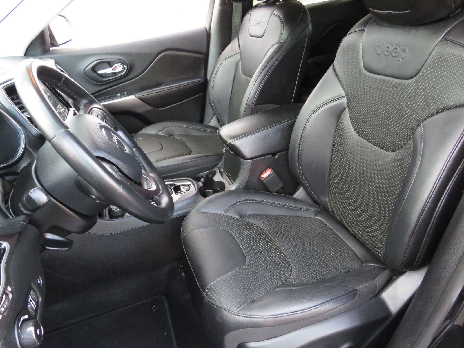Used 2019 Diamond Black Crystal Pearlcoat Jeep Limited image 24