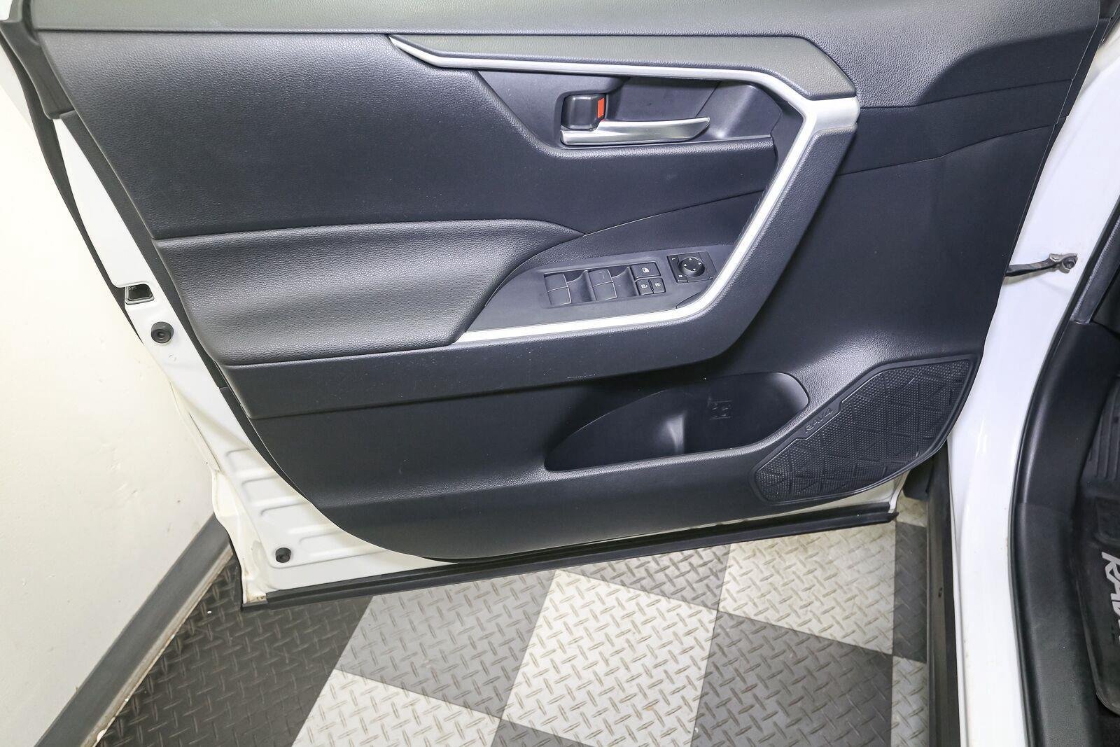 Used 2019 Super White Toyota XLE Premium image 42