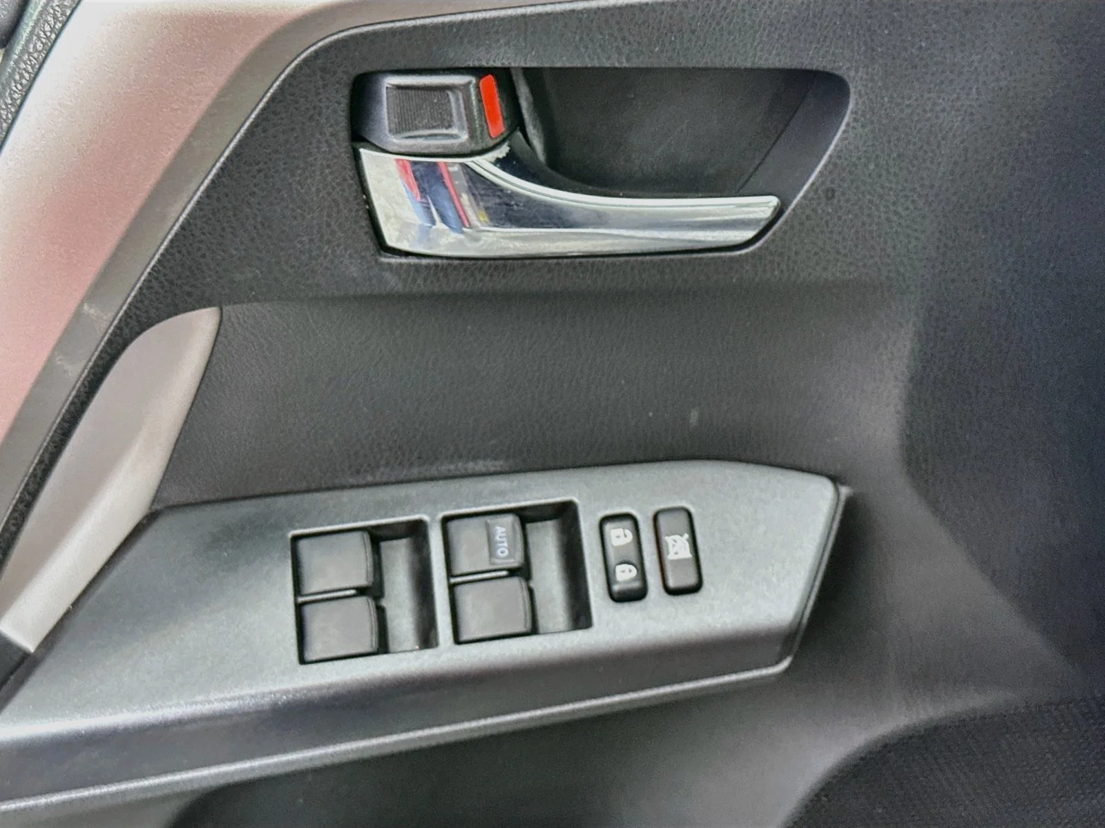 Used 2017 Silver Toyota XLE image 17