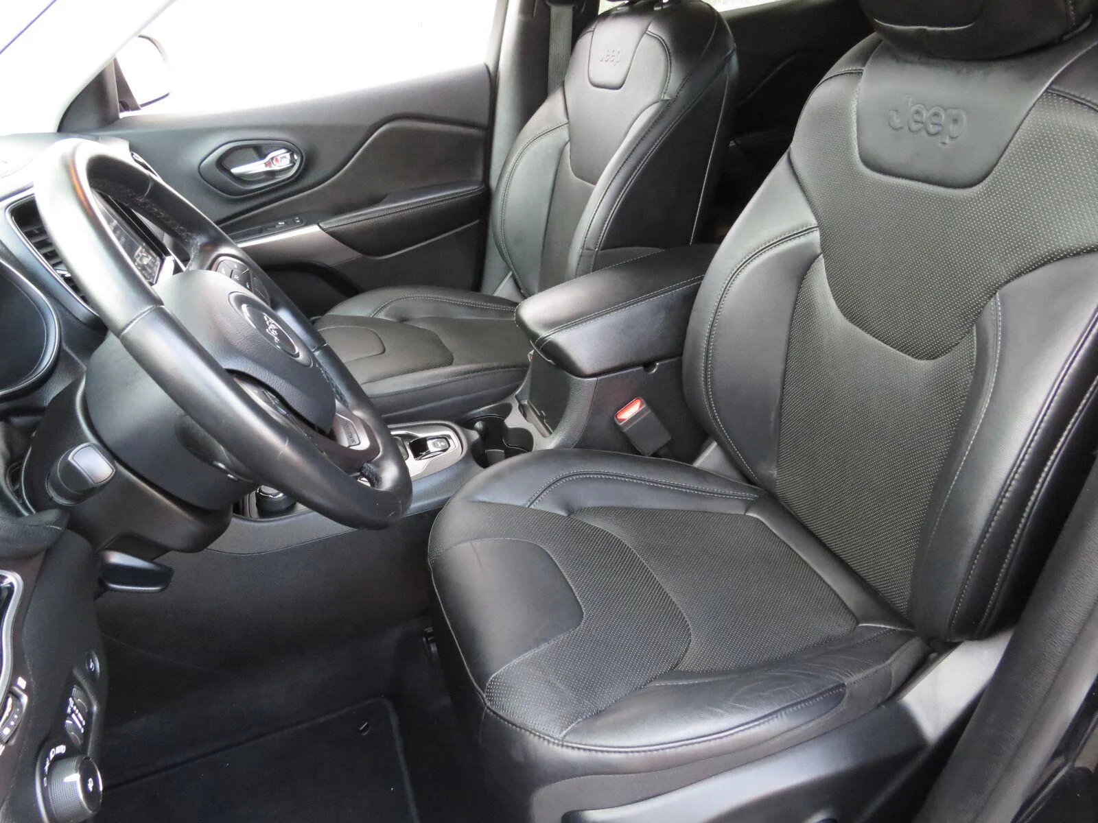 Used 2019 Diamond Black Cry Jeep Limited image 24