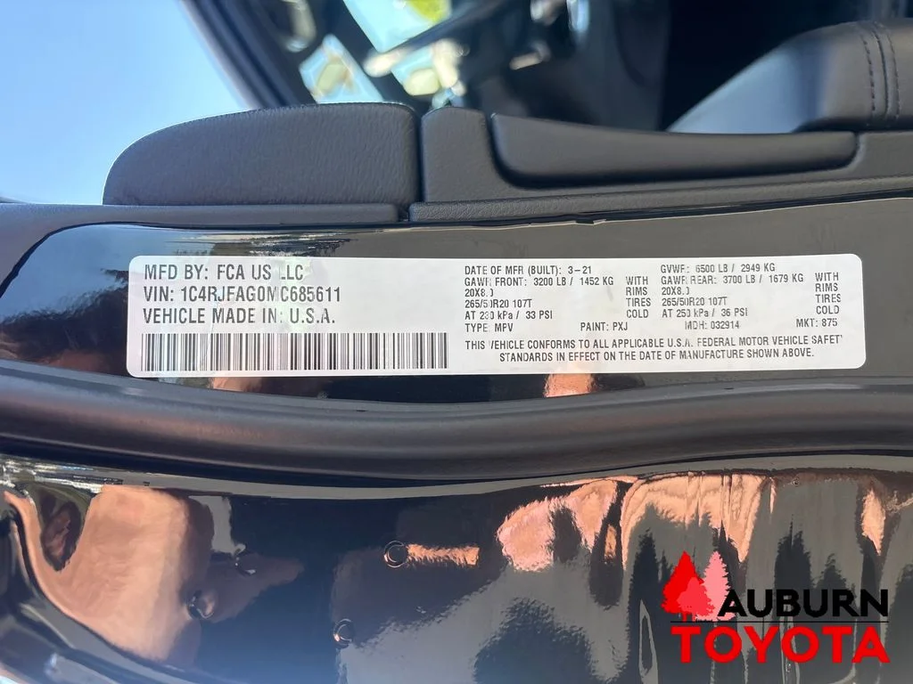 Used 2021 Diamond Black Crystal Pearlcoat Jeep Laredo X image 27