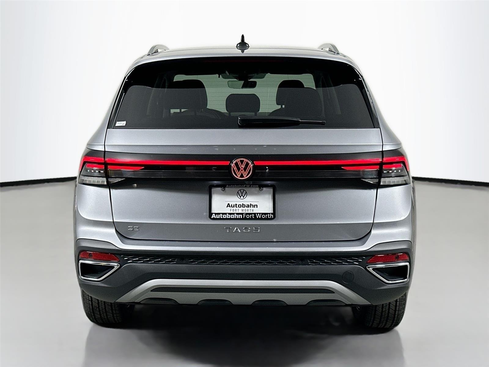 Used 2025 Pyrite Silver Metallic Volkswagen SE image 5