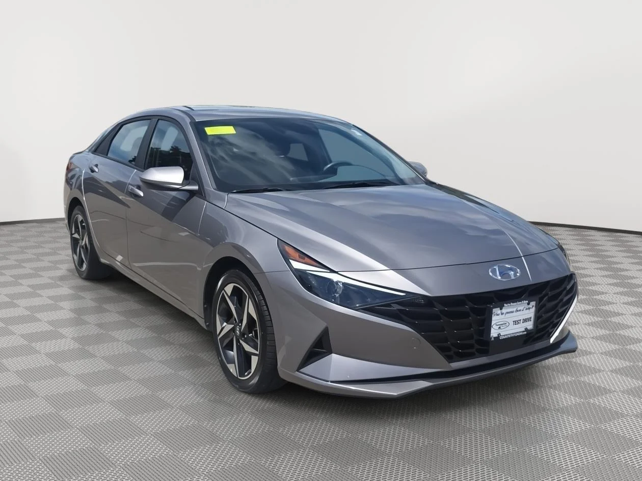 Certified Used 2023 Fluid Metal Hyundai SEL image 3