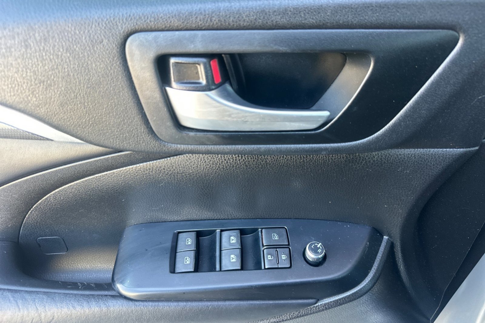 Used 2018 CELESTIAL SILVER MET Toyota SE image 10