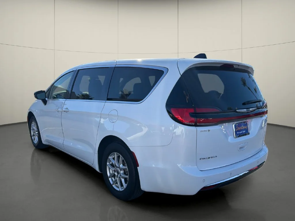 Used 2024 White Chrysler Touring L image 3