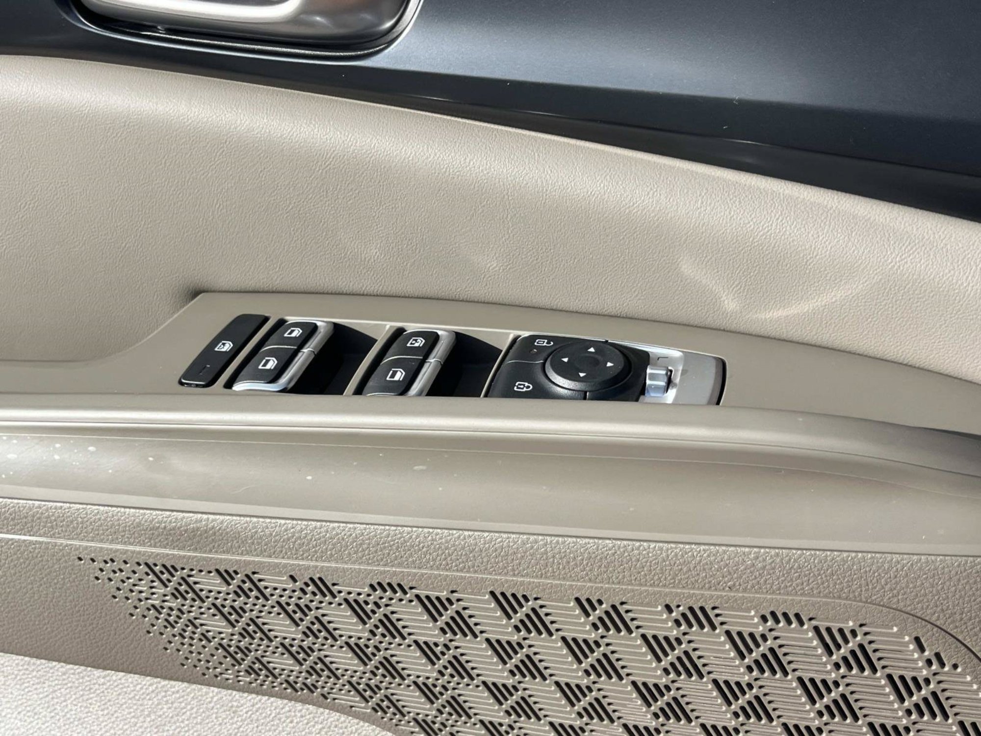 New 2027 Ceramic Silver Kia LXS image 21