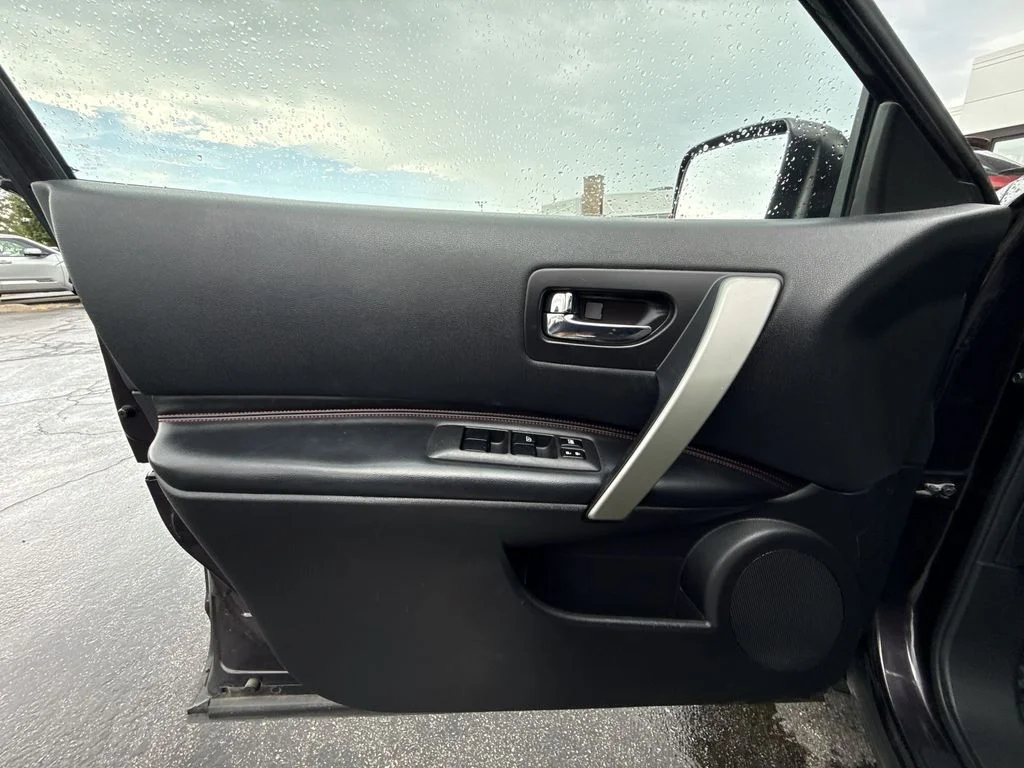 Used 2013 Black Nissan SL image 13