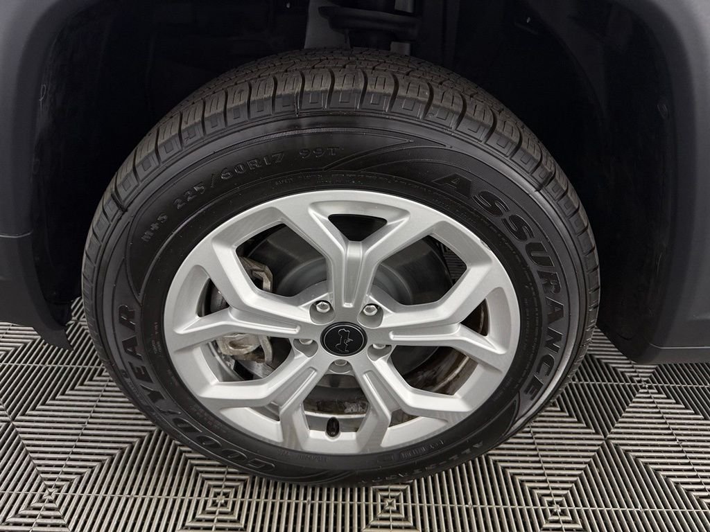 Used 2025 White Jeep Latitude image 12