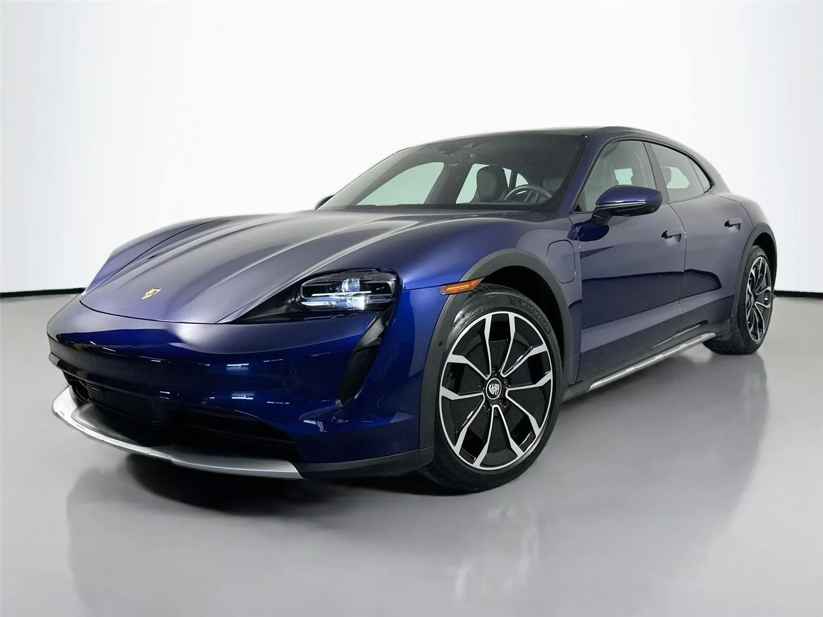 2024 Porsche Taycan 4 Cross Turismo's photo