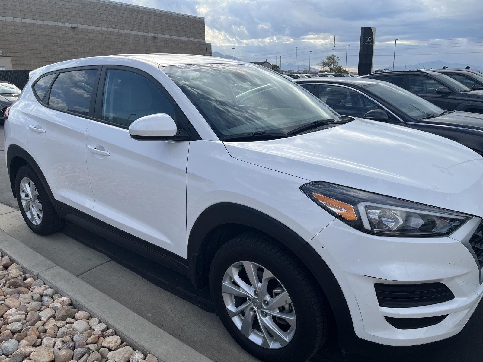 Used 2020 Cream White Hyundai SE image 3