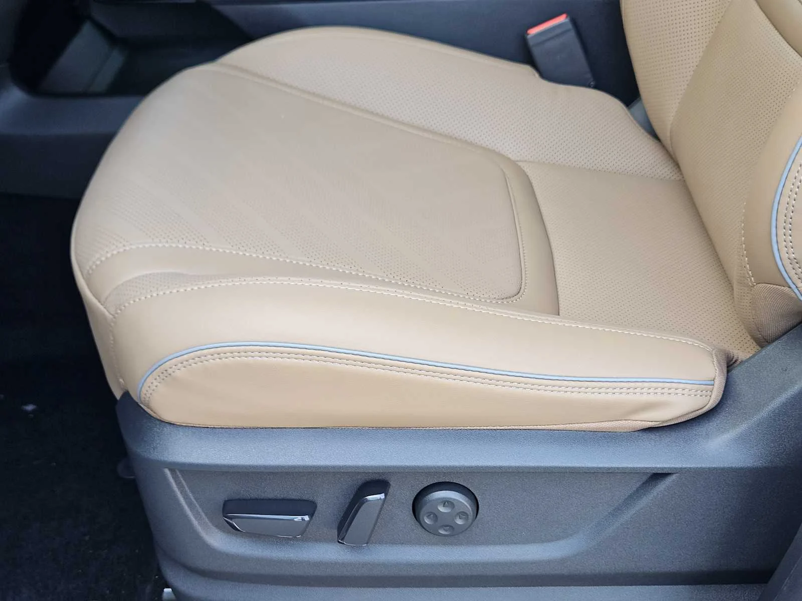 New 2027 RADIANT WHITE INFINITI Luxe 4WD image 19