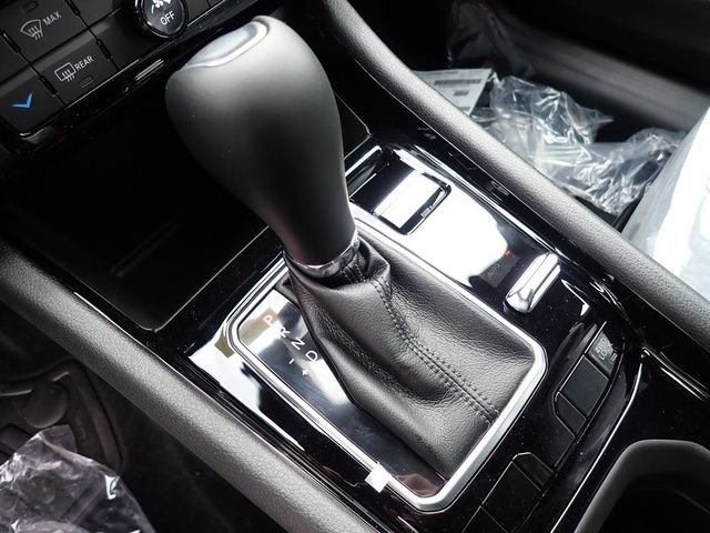 New 2026 Bright White Clearcoat Jeep Latitude image 20
