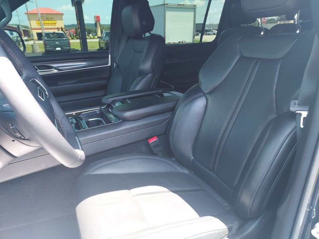 Used 2023 Gray Jeep Base image 17