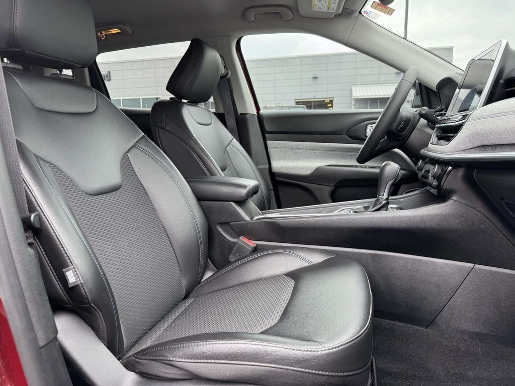 Used 2022 Red Jeep Latitude image 13