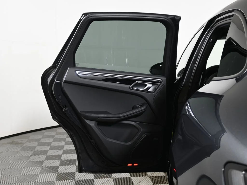 2026 Porsche Macan T - Photo 36