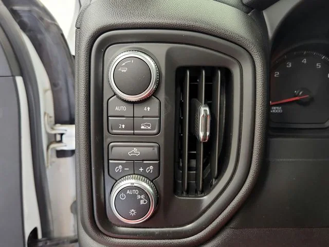 Used 2021 White GMC Base image 26
