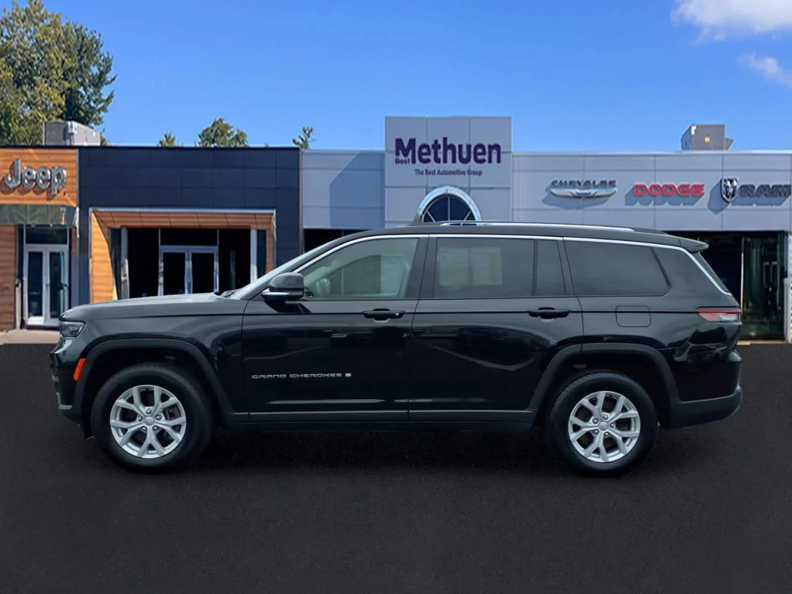 Used 2023 Diamond Black Crystal Pearlcoat Jeep Limited image 6
