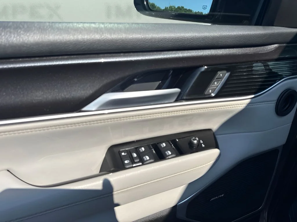Used 2024 Gray Jeep Base image 25