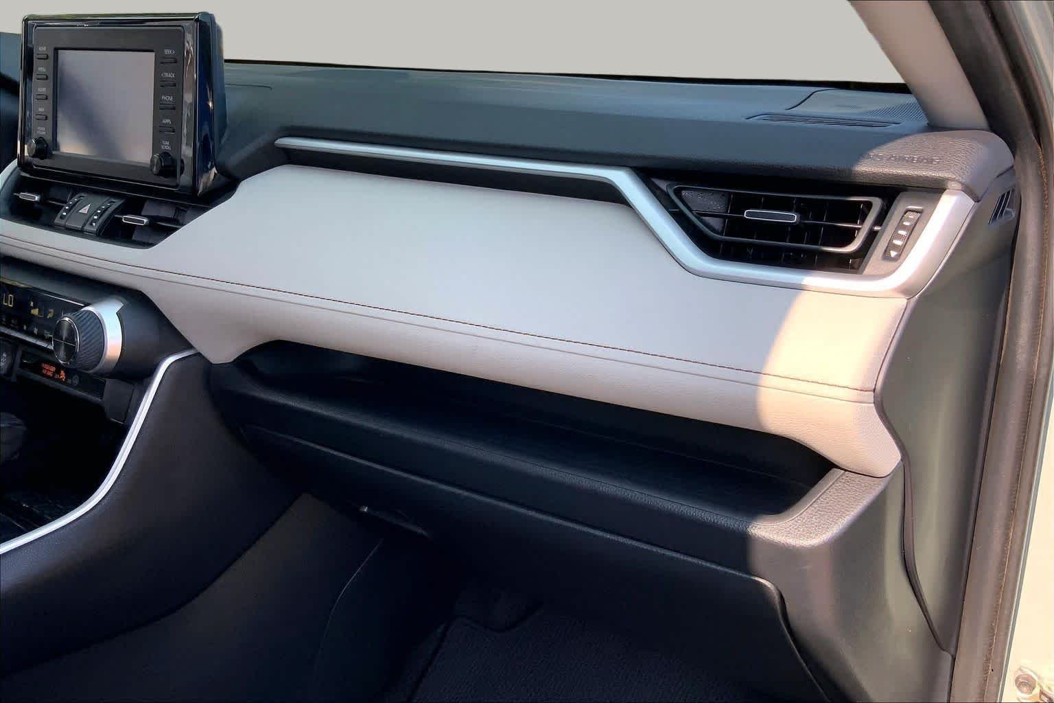 Used 2019 Lunar Rock Toyota XLE Premium image 19