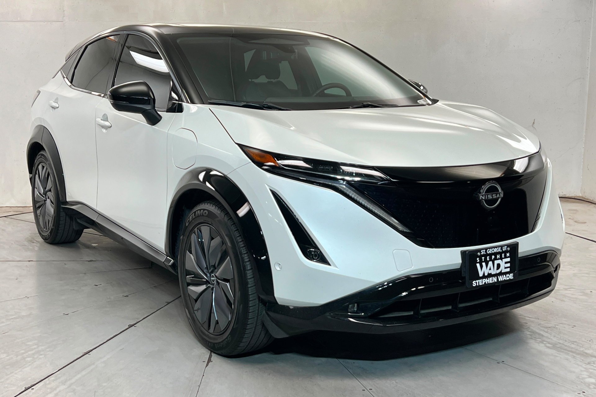 Used 2023 Everest White Pearl Tricoat/Black Diamond Pearl Nissan PLATINUM+ image 8