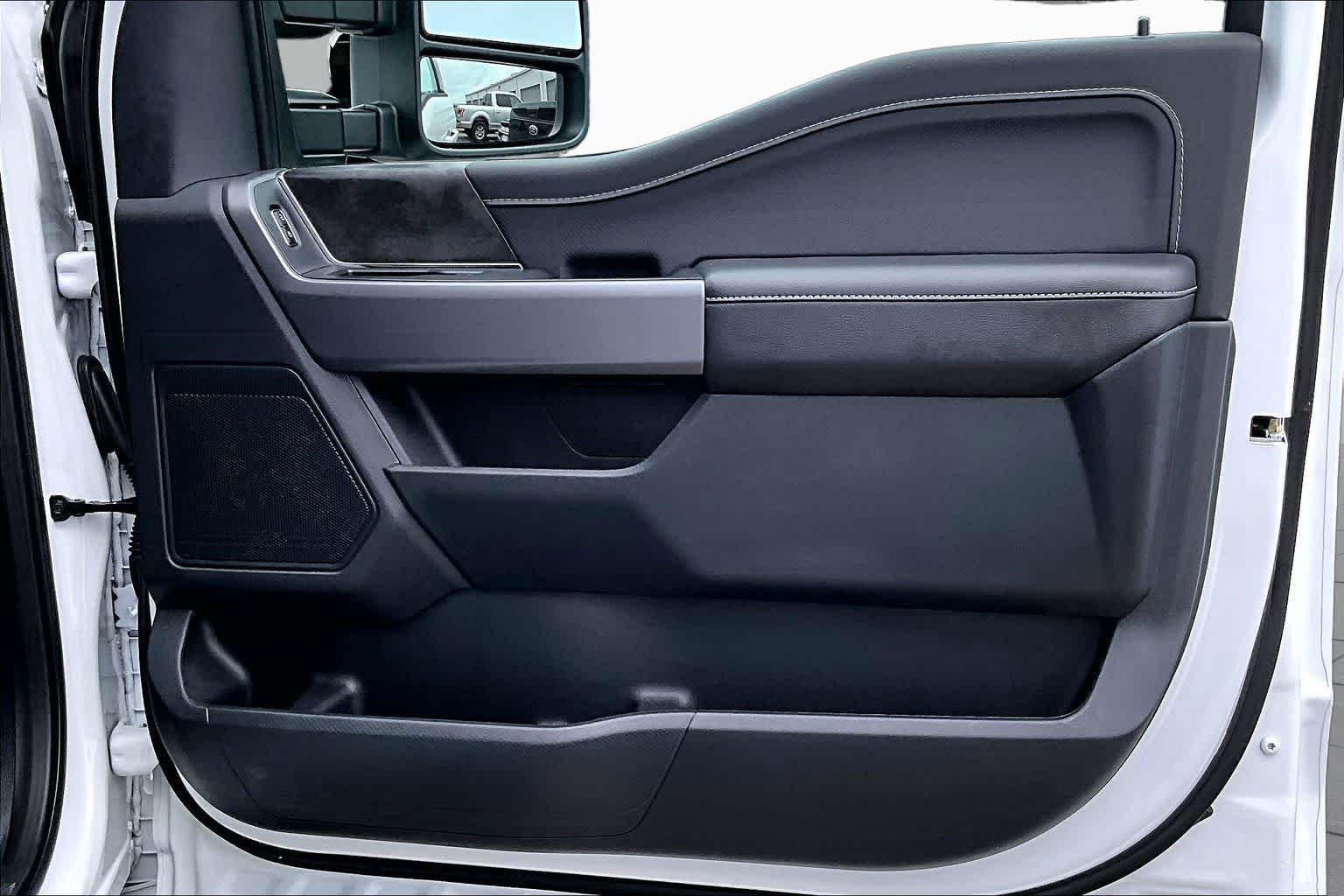 Used 2025 Oxford White Clearcoat Ford XLT image 29
