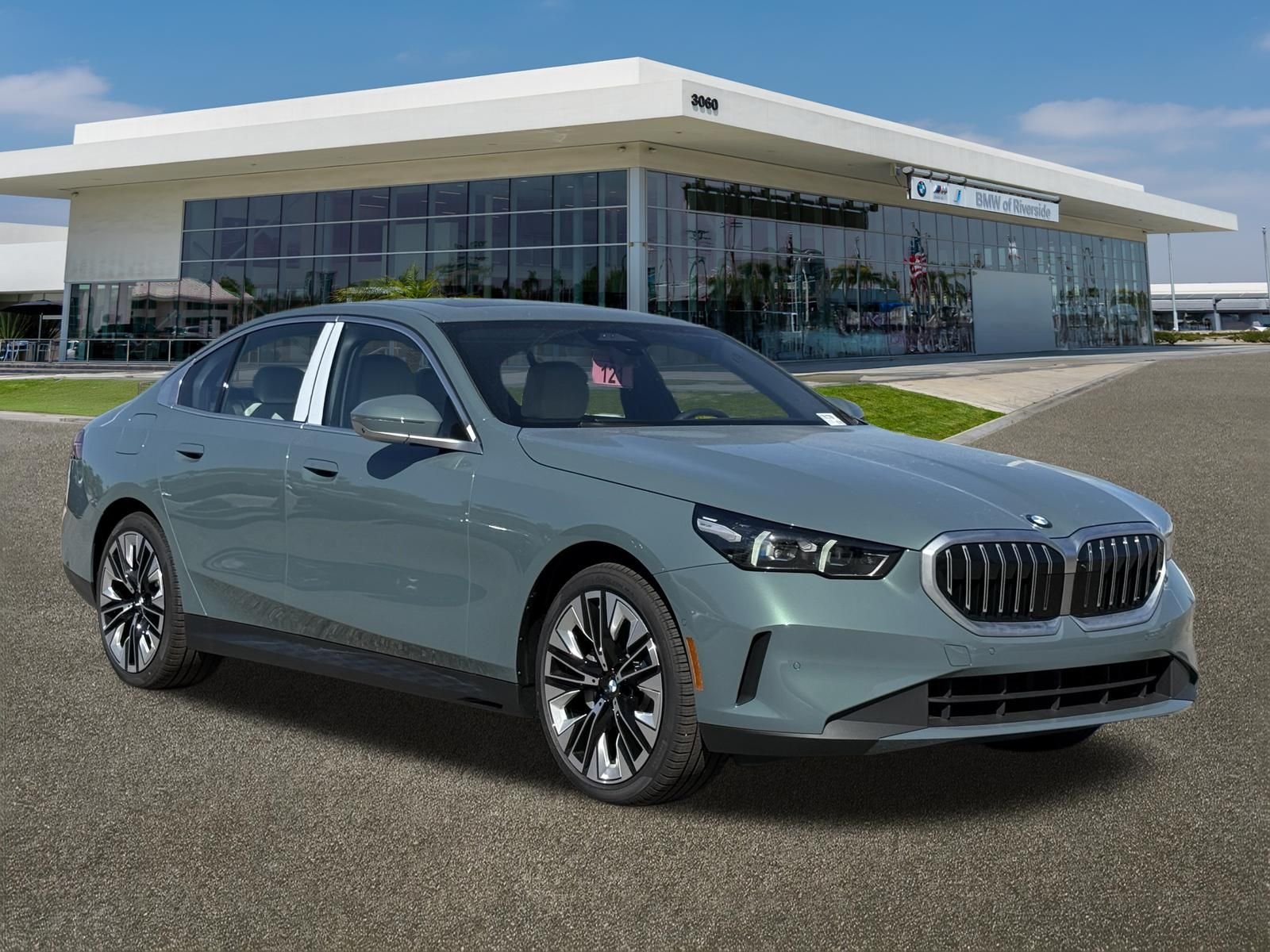 New 2027 Cape York Green Metallic BMW 530i xDrive image 2