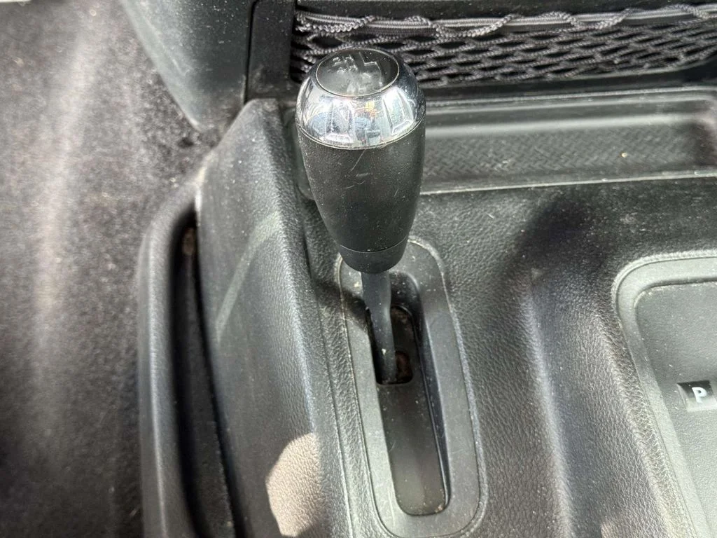 Used 2015 Silver Jeep Unlimited Sport image 4