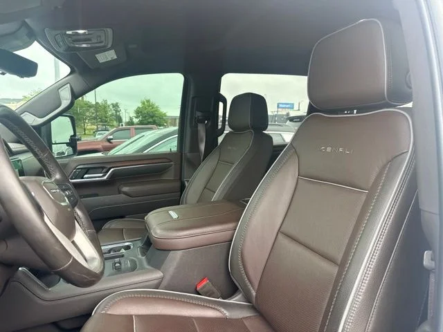 Used 2024 White GMC Denali image 17