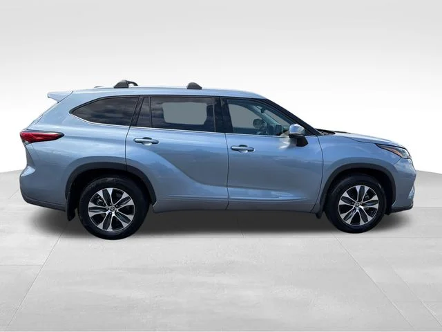Used 2022  Toyota XLE image 8