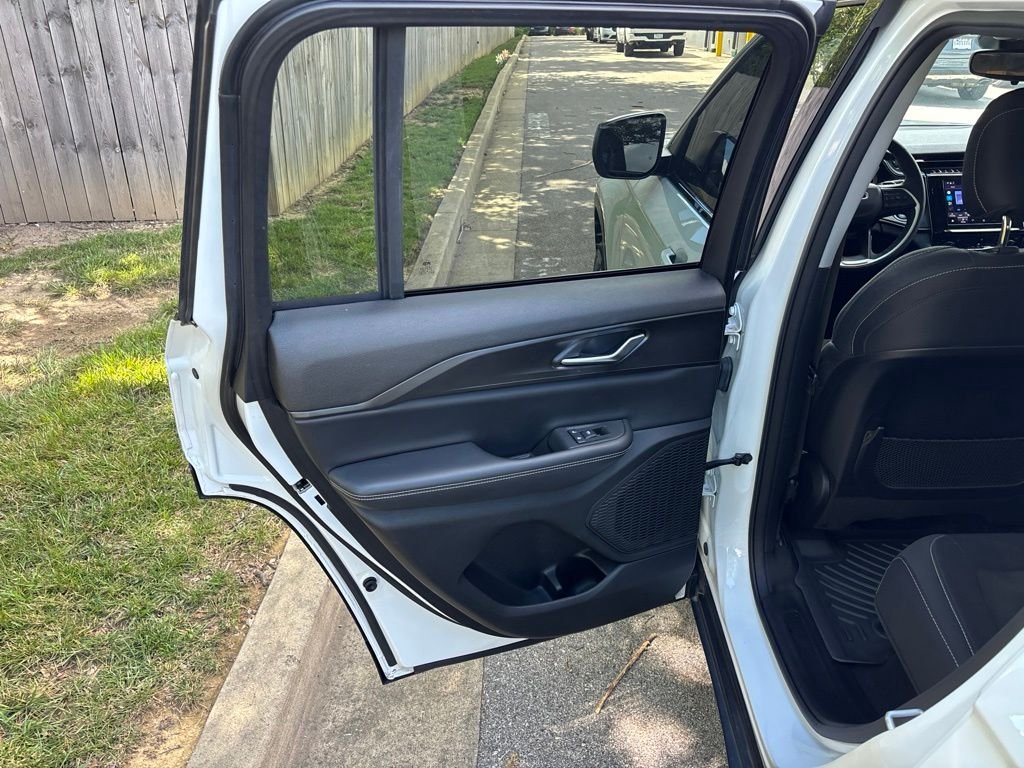 Used 2023 White Jeep Laredo image 32
