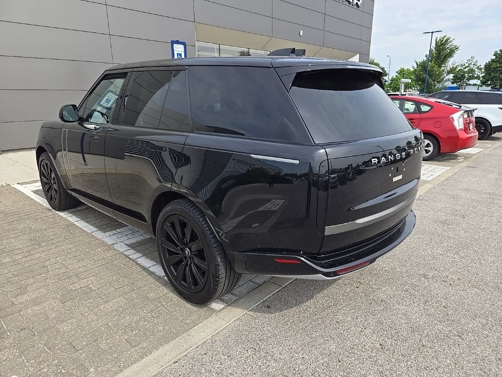 Used 2025 Santorini Black Metallic Land Rover SE image 7