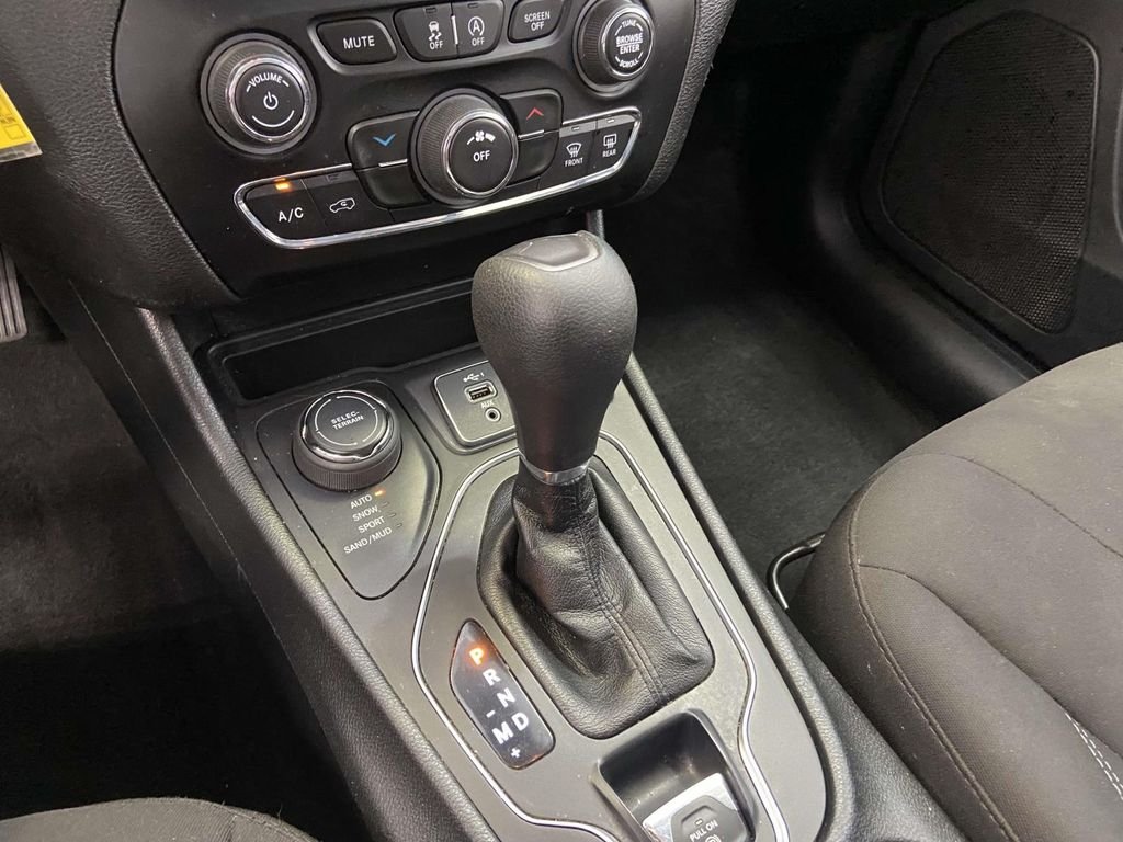 Used 2021 Red Jeep Latitude image 22