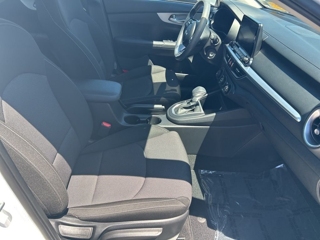 Used 2023 White Kia LXS image 23