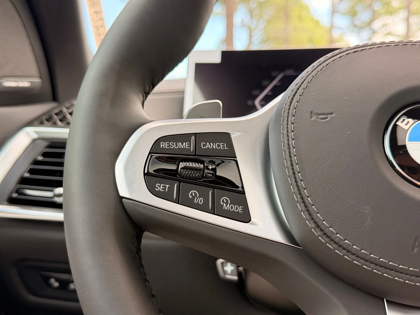 New 2026 Mineral White Metallic BMW xDrive40i image 25