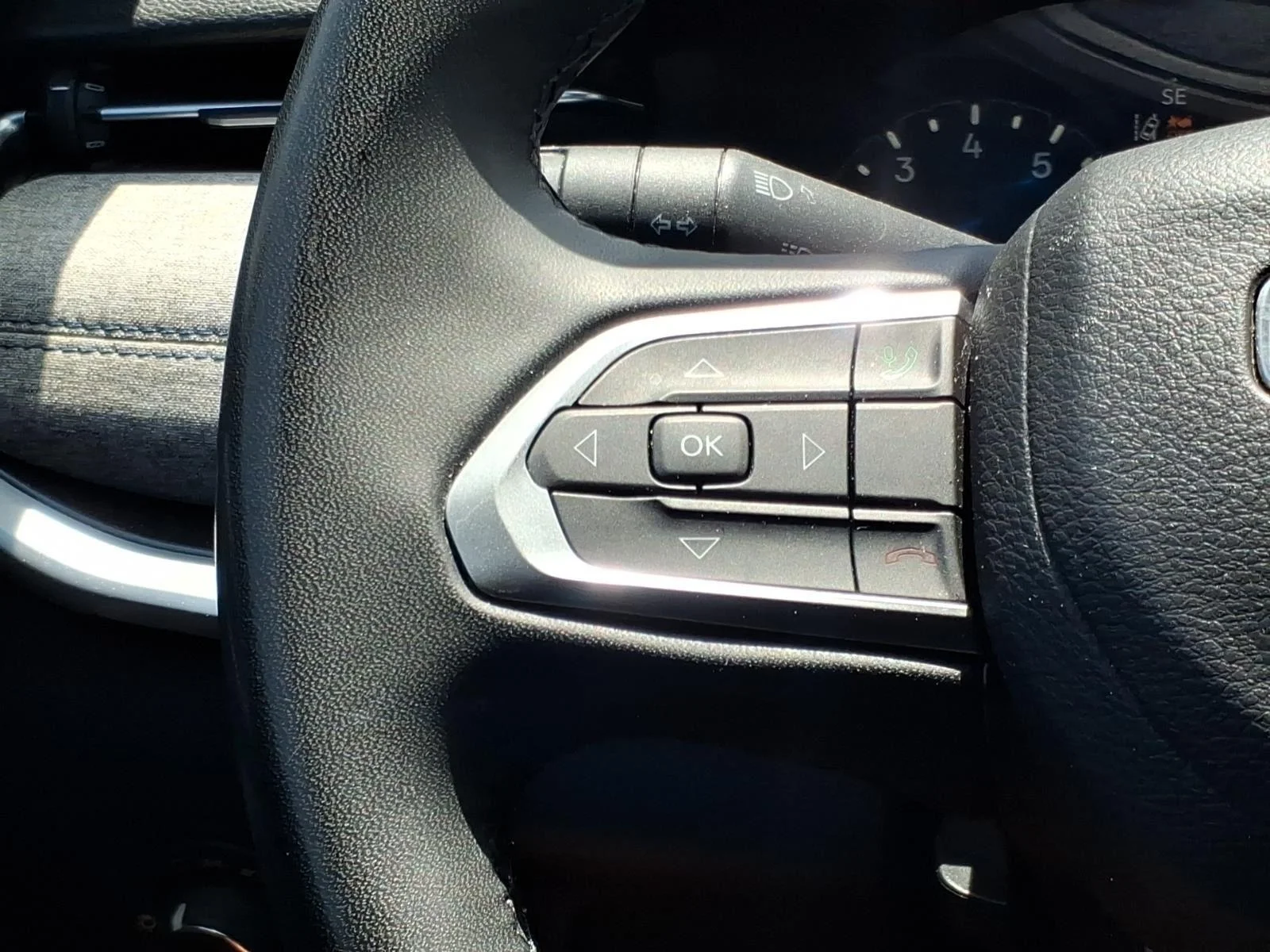 Used 2024 Diamond Black Crystal Pearlcoat Jeep Latitude image 25