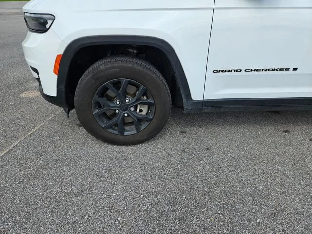 Used 2024 White Jeep Altitude image 28