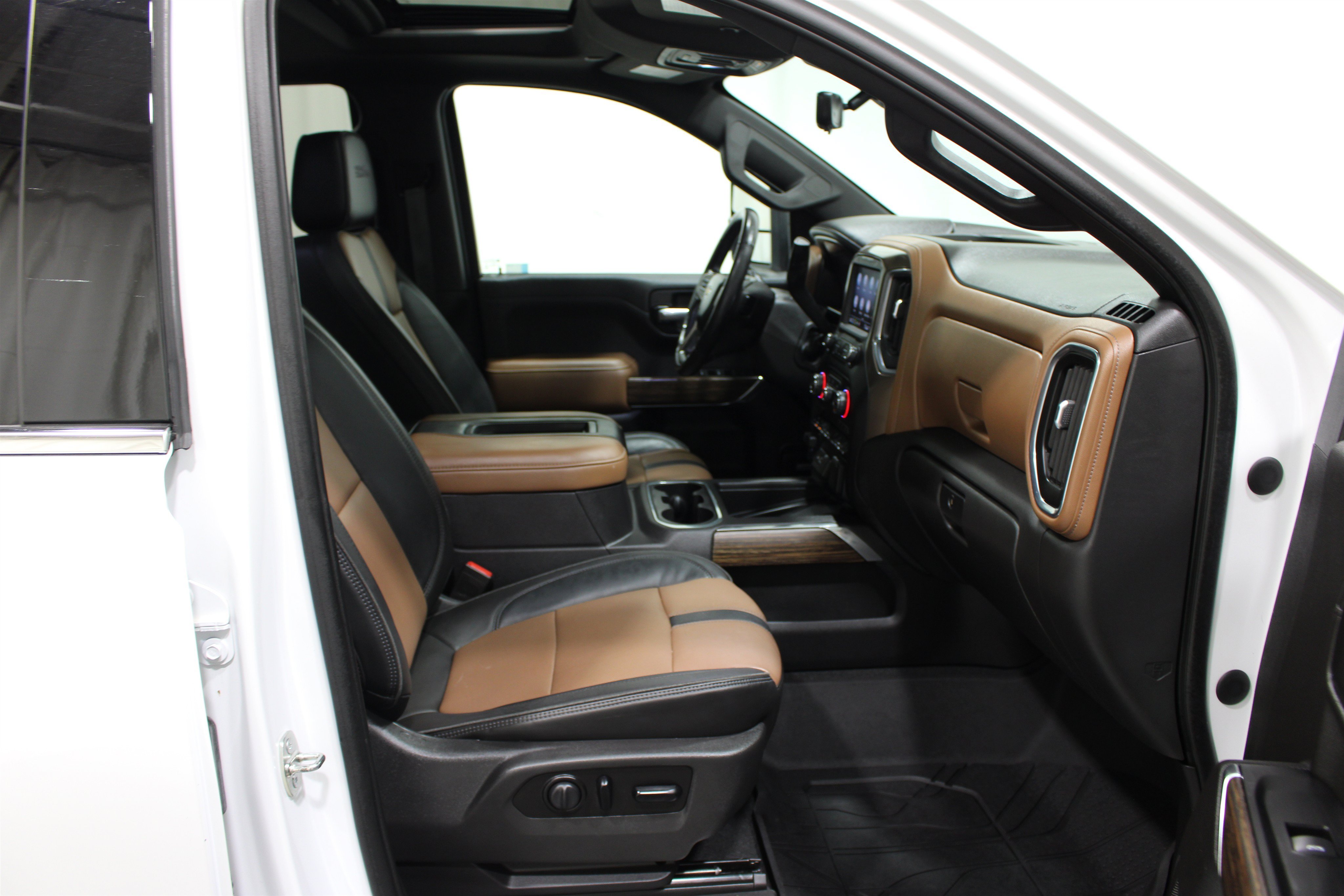 Used 2020 Iridescent Pearl Tricoat Chevrolet High Country image 24