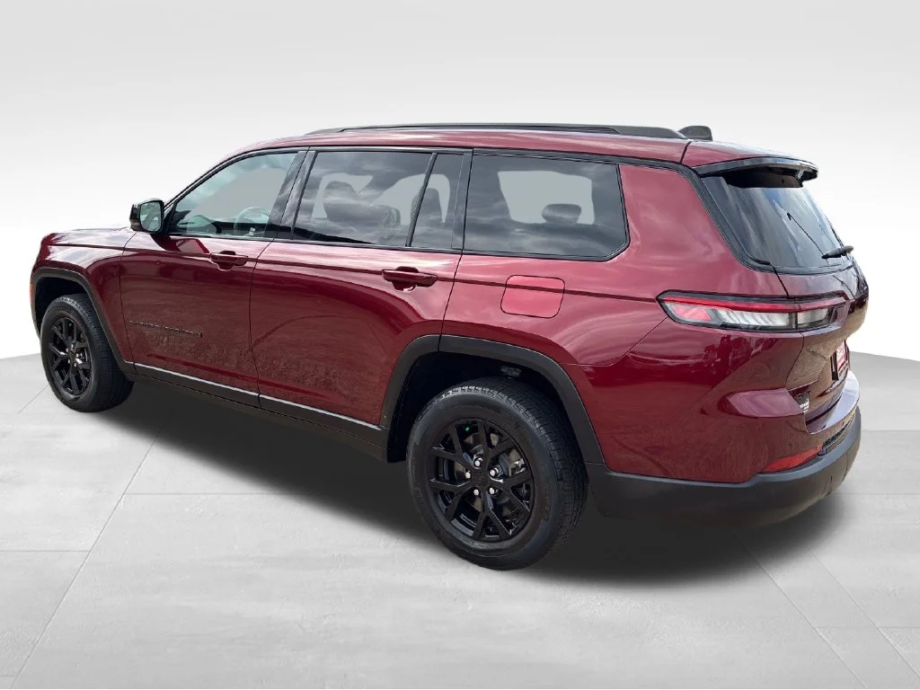 Used 2024 Red Jeep Altitude image 3