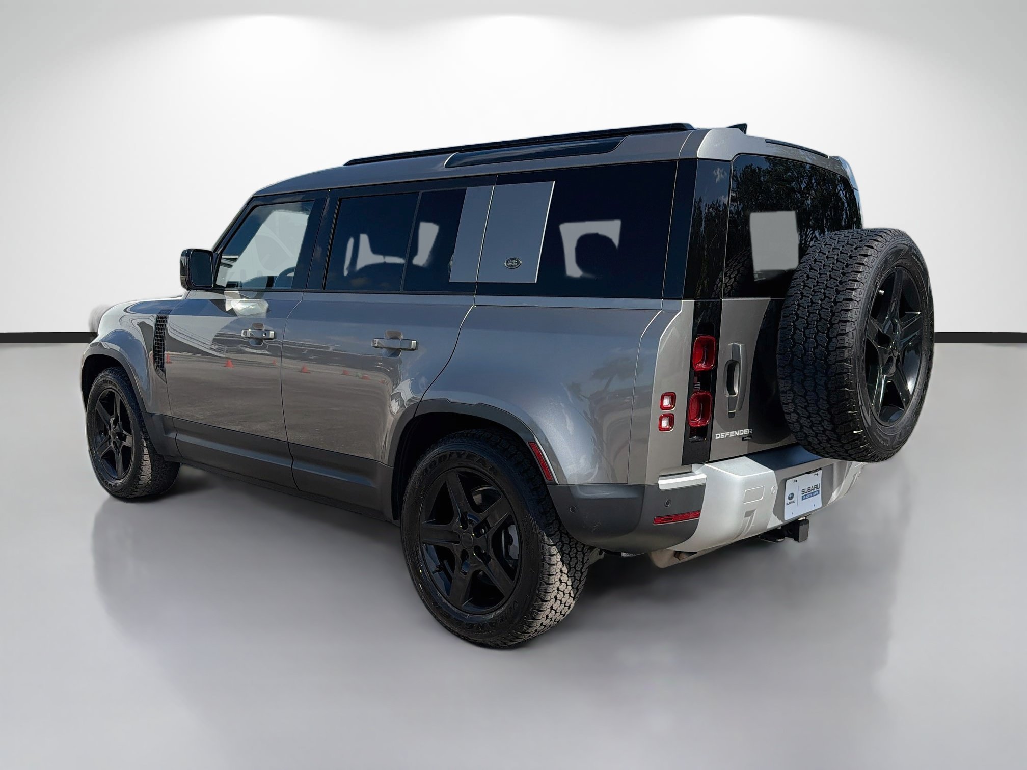 Used 2023 Silicon Silver Premium Metallic Land Rover SE image 5
