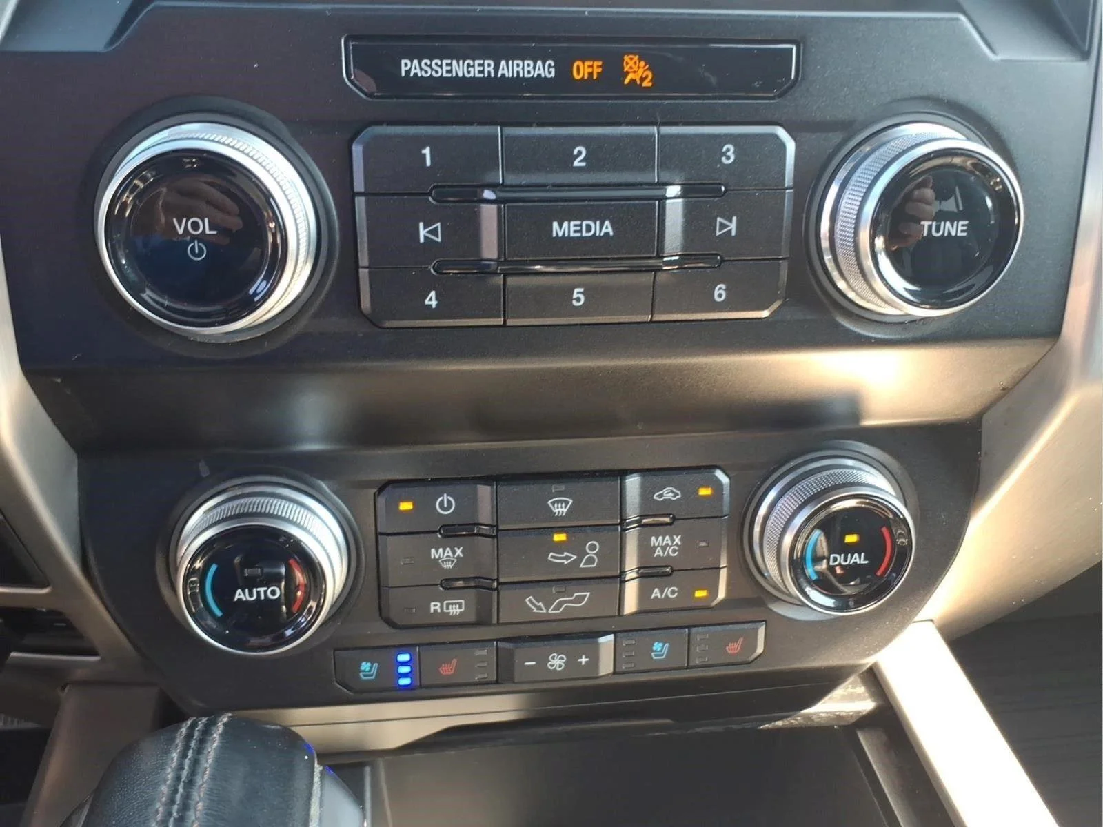 Used 2019 Magnetic Ford Platinum image 24