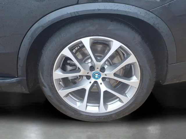 Used 2025  BMW xDrive50e image 31
