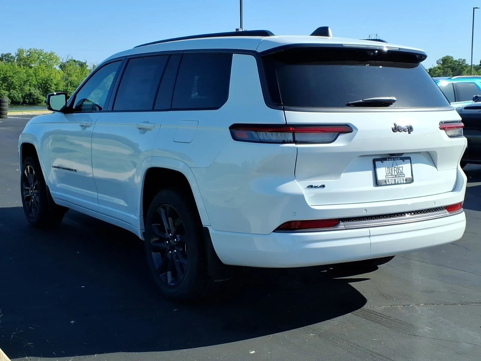 New 2026 Bright White Clear-Coat Exterior Paint Jeep Limited image 4